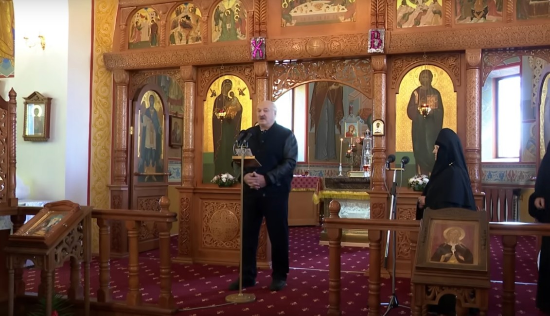 Александр Лукашенко в храме на Пасху: коль время выбрало нас, давайте сохраним мир и покой