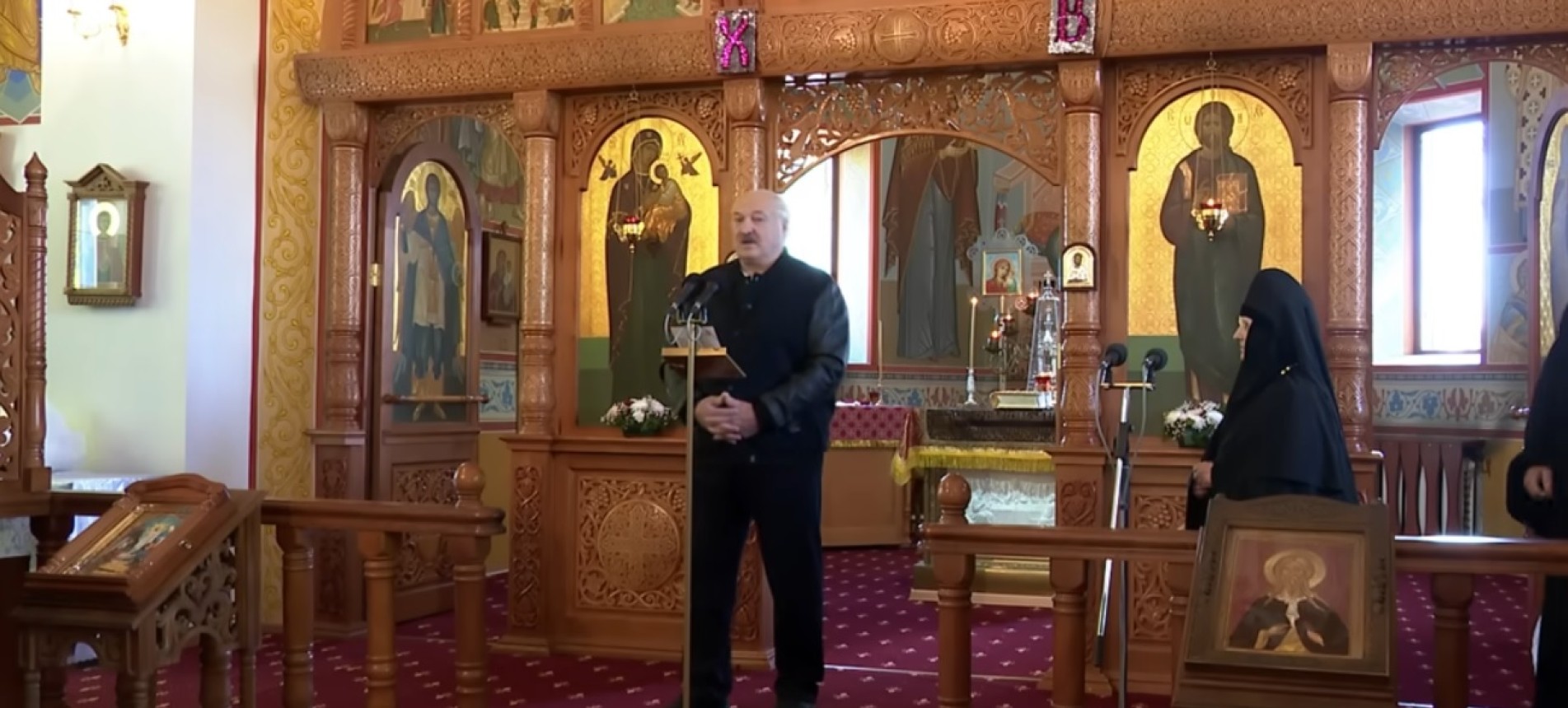 Александр Лукашенко в храме на Пасху: коль время выбрало нас, давайте сохраним мир и покой