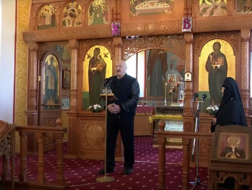 Александр Лукашенко в храме на Пасху: коль время выбрало нас, давайте сохраним мир и покой